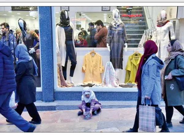 گزارش روزنامه اعتماد از افزایش قیمت‌ها و گسترش فقر در کشور؛ ماجرای زنی که می‌خواست کیف ۳۵۰ هزار تومانی را قسطی بخرد