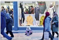 گزارش روزنامه اعتماد از افزایش قیمت‌ها و گسترش فقر در کشور؛ ماجرای زنی که می‌خواست کیف ۳۵۰ هزار تومانی را قسطی بخرد