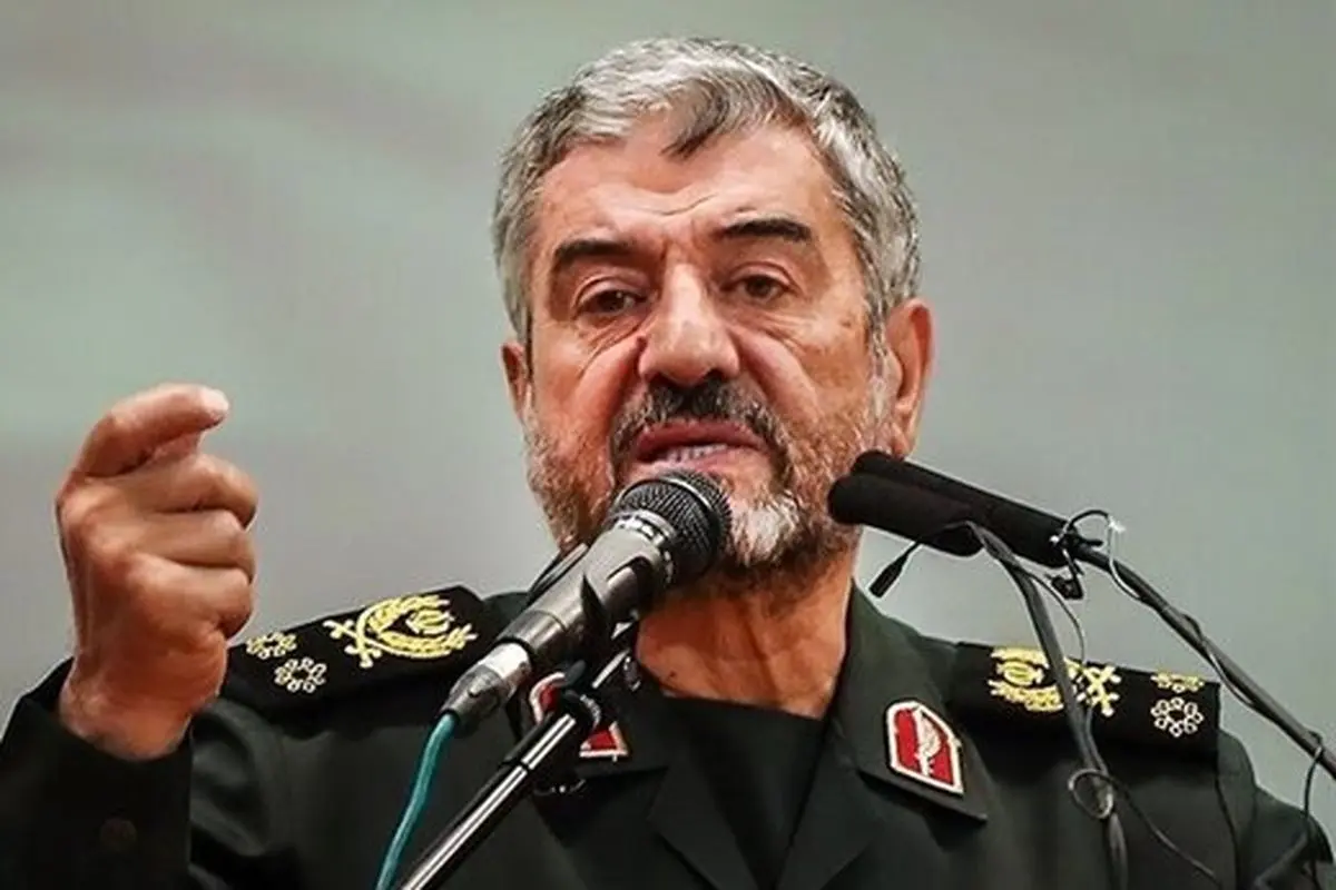 عرض ارادت فرمانده پیشین سپاه به رئیسی با لباس غیرنظامی+تصاویر