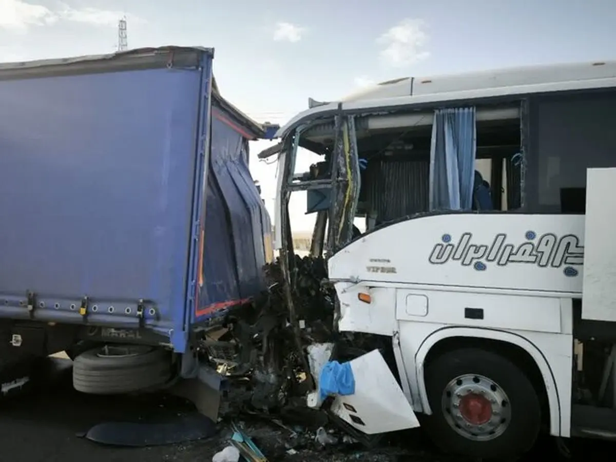 تصادف مرگبار تریلی و اتوبوس در محور تهران – شاهرود؛ یک کشته و ۲۶ زخمی