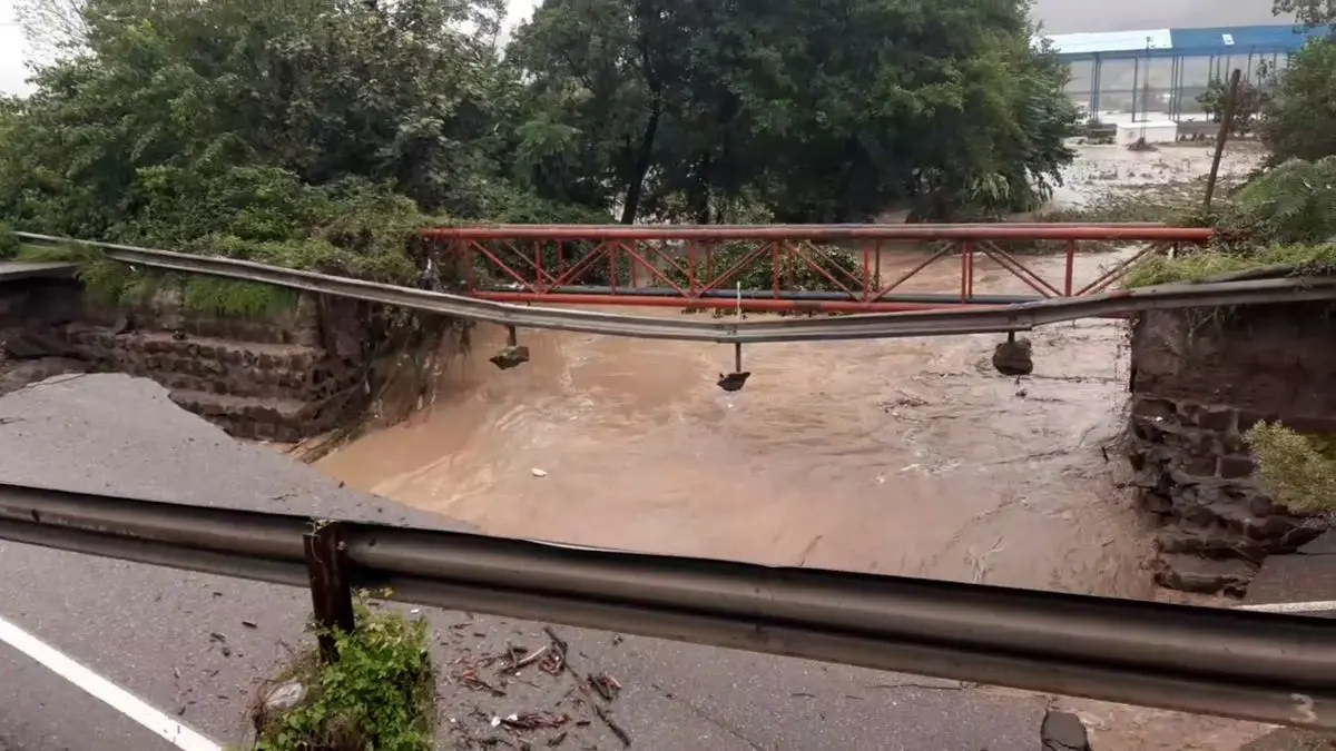بارش ۲۷۱ میلیمتری بی‌سابقه در آستارا/ دومین پل آستارا هم در آستانه تخریب است