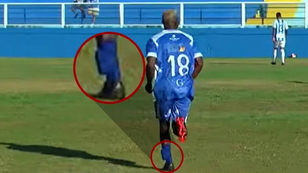 فوتبالیست زندانی با پابند الکترونیکی وارد زمین شد