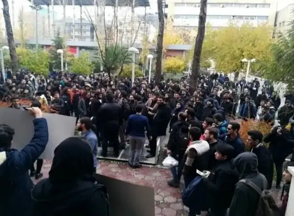 واکنش روزنامه اعتماد به تهدید وزیر علوم به استیضاح به دلیل اعتراضات دانشجویان؛ به وزیر می‌گویند یا با استادان و دانشجویان برخورد امنیتی داشته باش یا استیضاح شو!