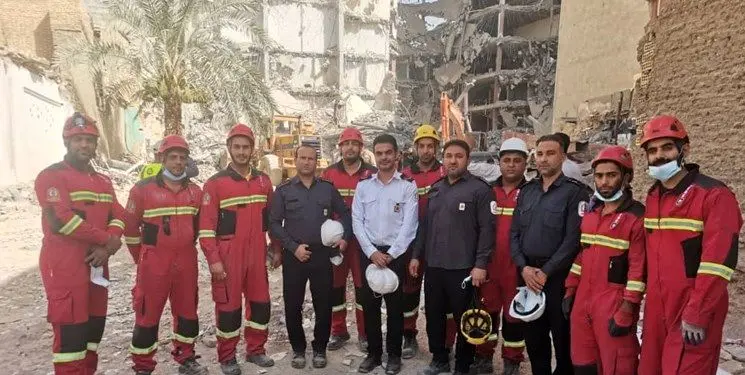 6 روز تلاش شبانه‌روزی آتش‌نشانان شیرازی در محل حادثه متروپل آبادان