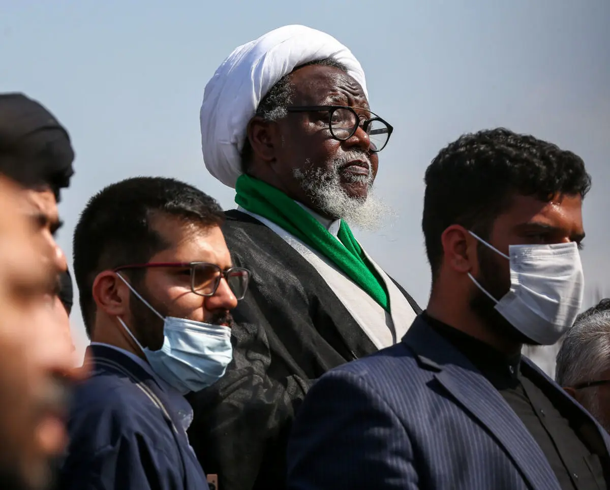 تصاویری از حضور شیخ زکزاکی در نمازجمعه تهران؛ از جلوس کنار اژه‌ای تا سخنرانی در معیت خاتمی و صدیقی