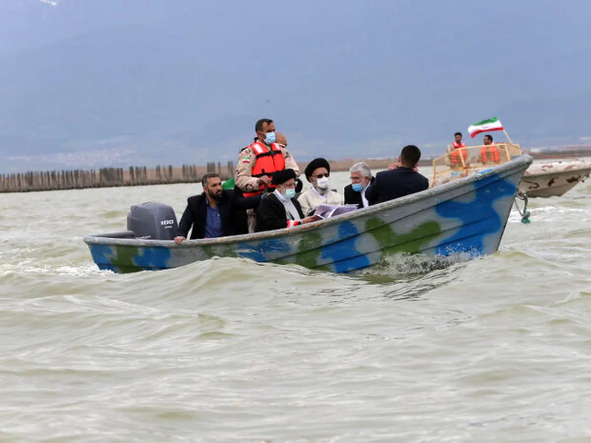 عکس چالش‌برانگیز ابراهیم رئیسی هنگام قایق‌سواری؛ ماسک مهم‌تر است یا جلیقه؟+عکس