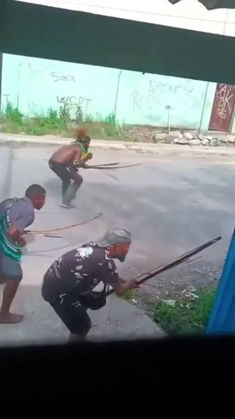 ببینید | رویارویی با تیر و کمان میان دو قبیله در خیابان‌های  ...