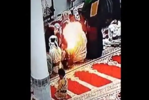 تلفن همراه در مسجد آتش گرفت