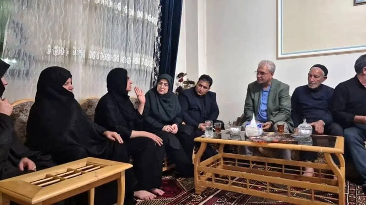 تصاویری از حضور سخنگوی دولت و دستیار اجتماعی رییس جمهور در خانه الهه حسین نژاد