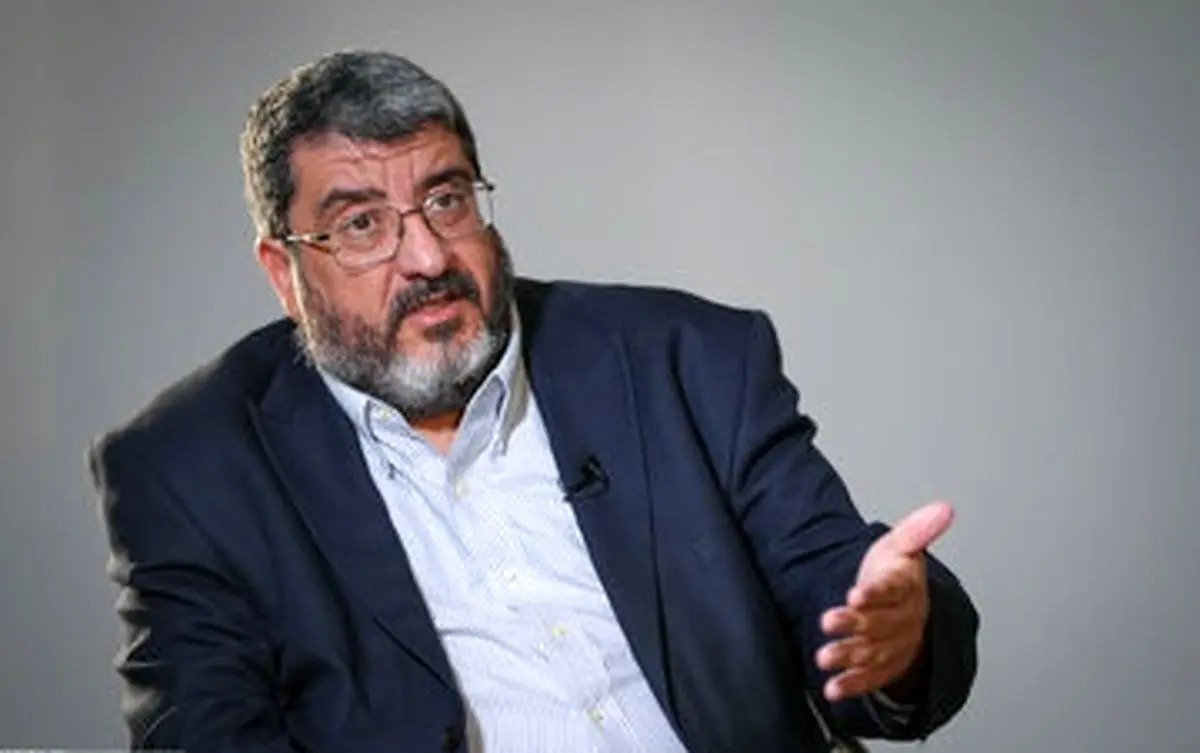 حمله روزنامه اصولگرا به فواد ایزدی: او هیچ درکی از میدان ندارد و با تحقیر قوای نظامی ایران در زمین اسرائیل بازی می‌کند