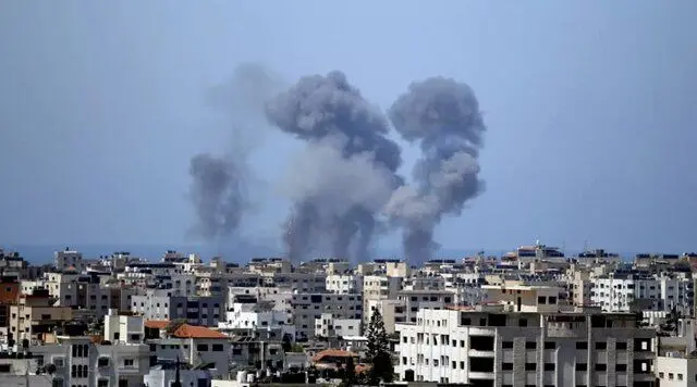 ببینید | ویدئویی از لحظه وحشتناک فرو ریختن چند ساختمان در غزه پس از حمله اسرائیل