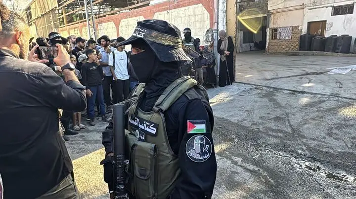 آزاد،گزارش،اسراي
