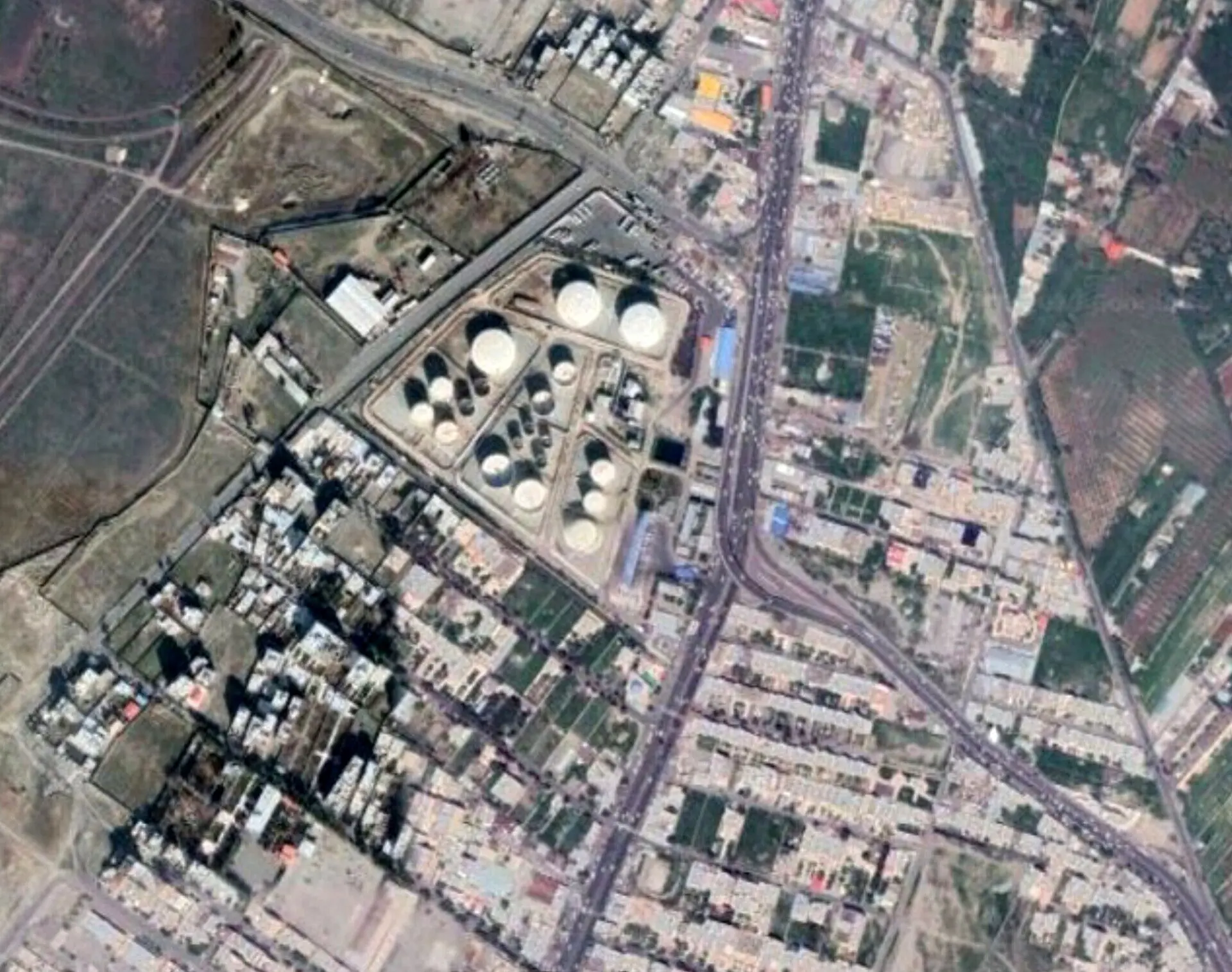 فرمانداری: بر اثر حملات آمریکایی صیهونی، مسیرهای منتهی به انبار نفت فردیس مسدود است/ تردد از جاده ملارد به سمت کرج میسر نیست، از مسیرهای جایگزین استفاده شود