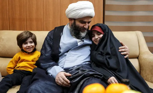 ببینید | رئیس سازمان تبلیغات اسلامی با فرزندان خود به سینما رفت