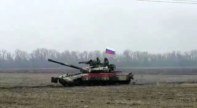 لحظه ورود کاروان تانک‌های روس به خاک اوکراین+ ویدئو