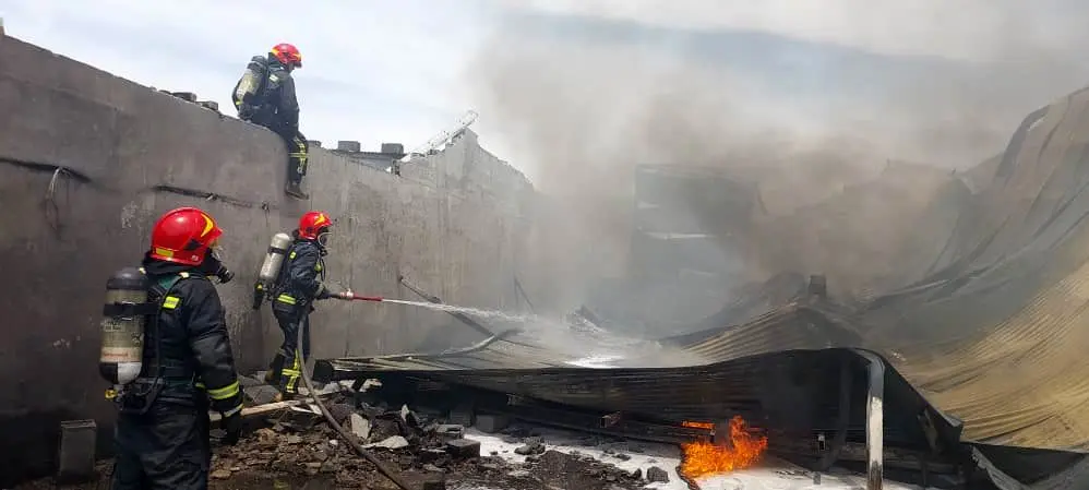 ویدئو | آتش‌سوزی ۳ کارخانه در جاده دماوند/ استفاده از بالگرد برای اطفاء حریق