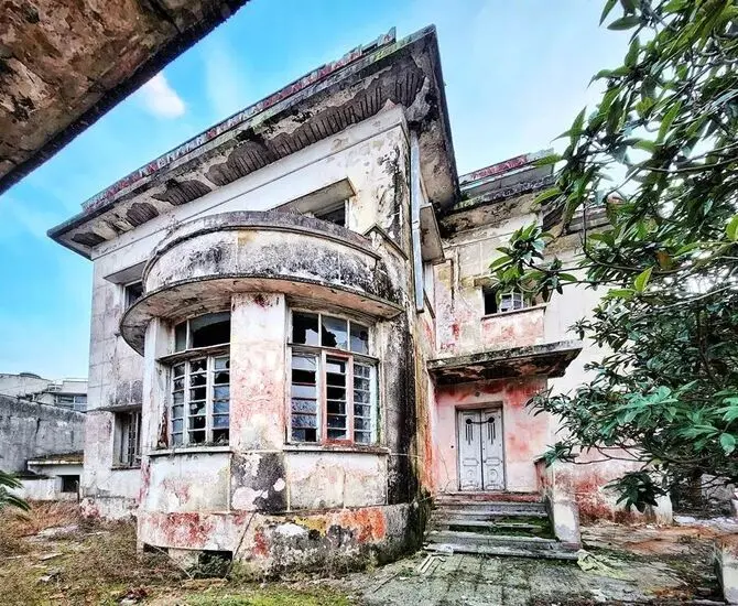 این خانه تاریخی دوره پهلوی در بندرانزلی در حال نابودی است!+عکس