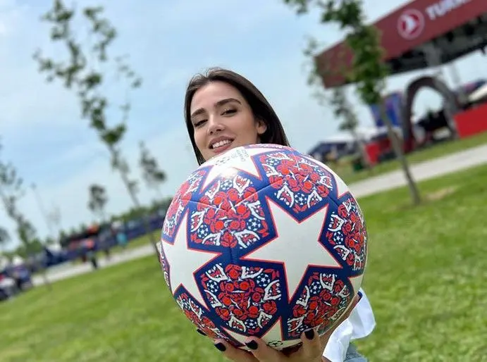 عکس‌های خانم مجری ورزشی که شما را عاشق فوتبال می‌کند