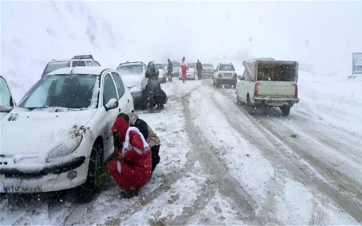 گرفتارشدن خودروها در برف و کولاک شدید در گردنه دهلیج پل‌دختر