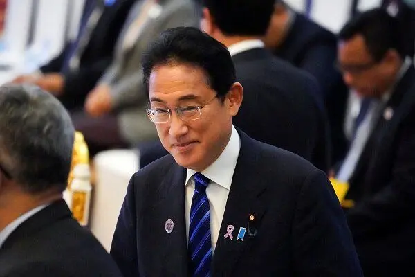 نخست‌وزیر ژاپن پسرش را از دولت اخراج کرد