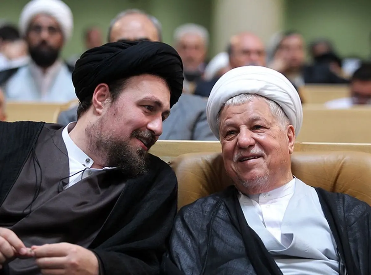 قاب عکسی از تصویر آیت‌الله هاشمی و سیدحسن خمینی در حرم بنیانگذار انقلاب اسلامی