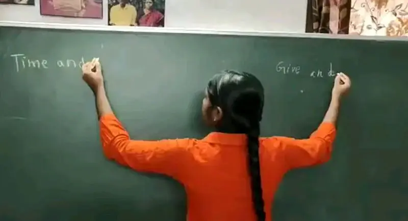 دختر هندی همزمان با دو دست و به دو زبان مختلف می‌نویسد+ ویدئو