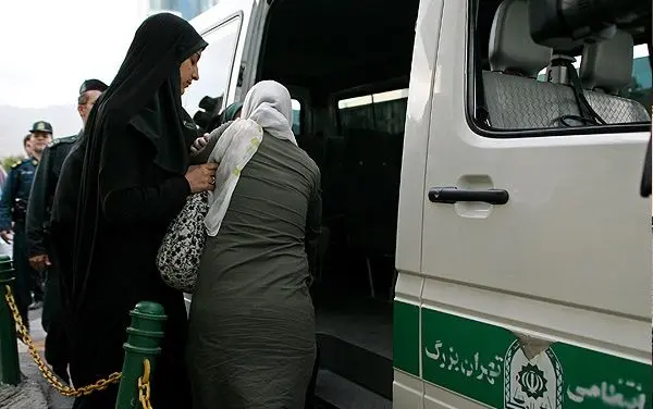 فشار اقتصادی دارد مردم را از کوره به در می‌برد/ کدام شرع اسلام می‌گوید ماموری خانمی بی‌حجاب را با زور داخل ماشین ببرد