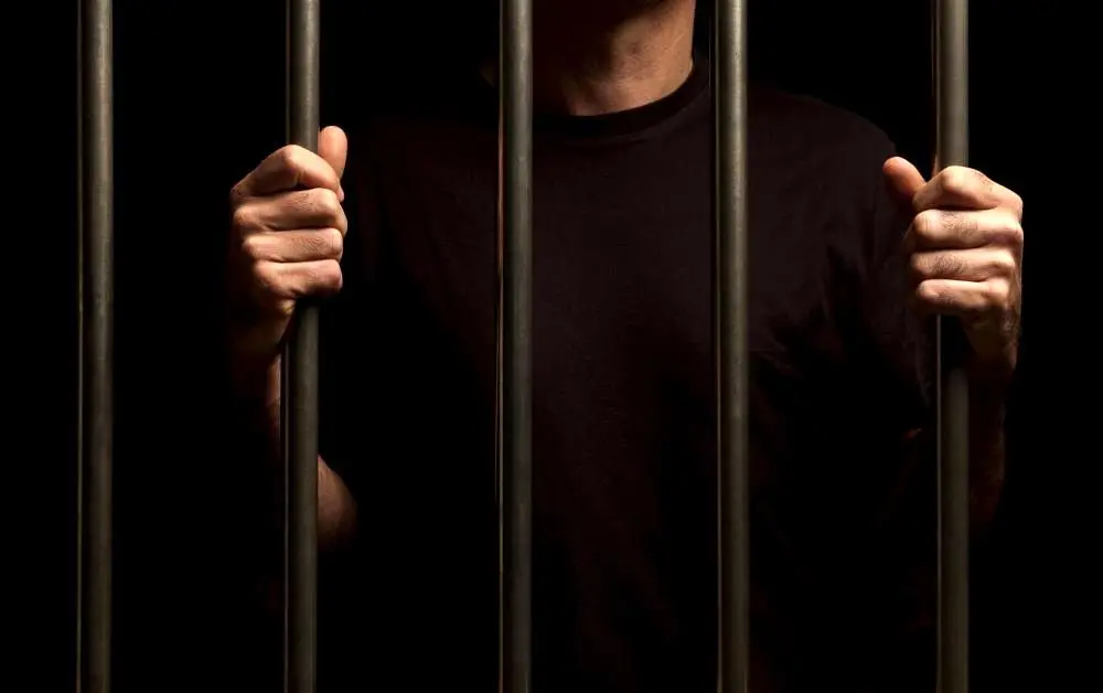 تصمیم 4 سارق حرفه‌ای در زندان برای تشکیل باند سرقت از منازل