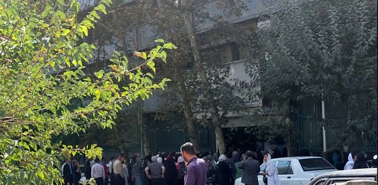تجمع اعتراضی اولیای دانش‌آموزان یک مدرسه دخترانه شناخته‌شده در تهران؛ قطع همکاری با برخی معلمان و نصب دوربین حتی در سرویس بهداشتی!