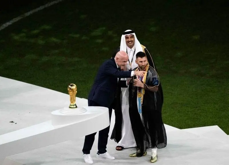 عبای عربی بر دوش ستاره آرژانتینی جهان/ فوتبال بدهی‌اش را به مسی داد