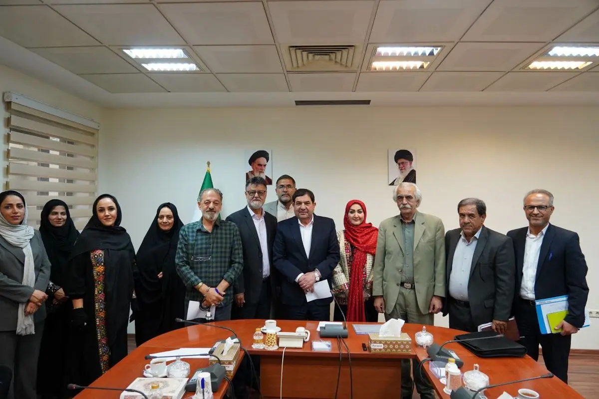 گزارش تصویری دیدار جمعی از فعالان و پیشکسوتان حوزه صنایع دستی و تولیدکنندگان فرش دستبافت با دکتر محمد مخبر