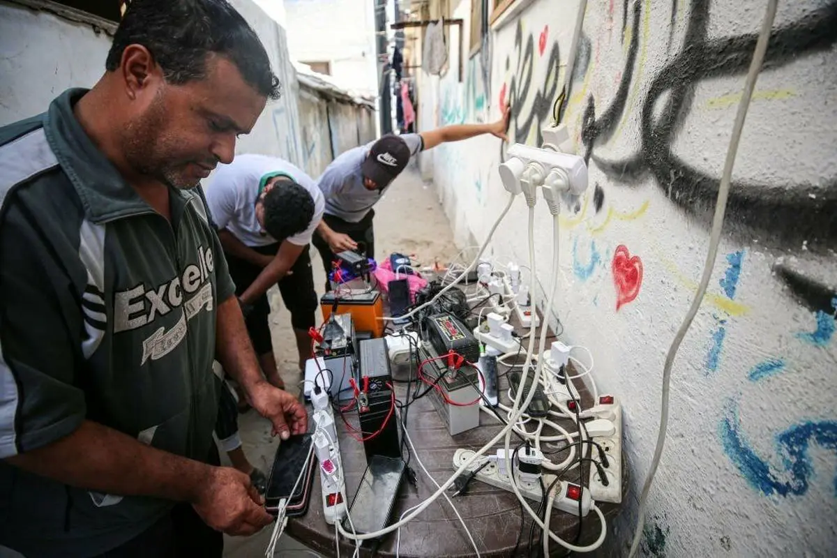 صف شارژ موبایل در غزه+عکس