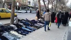 ویدئو | اجاره پیاده‌روها به دستفروشان توسط مأموران شهرداری تهران!