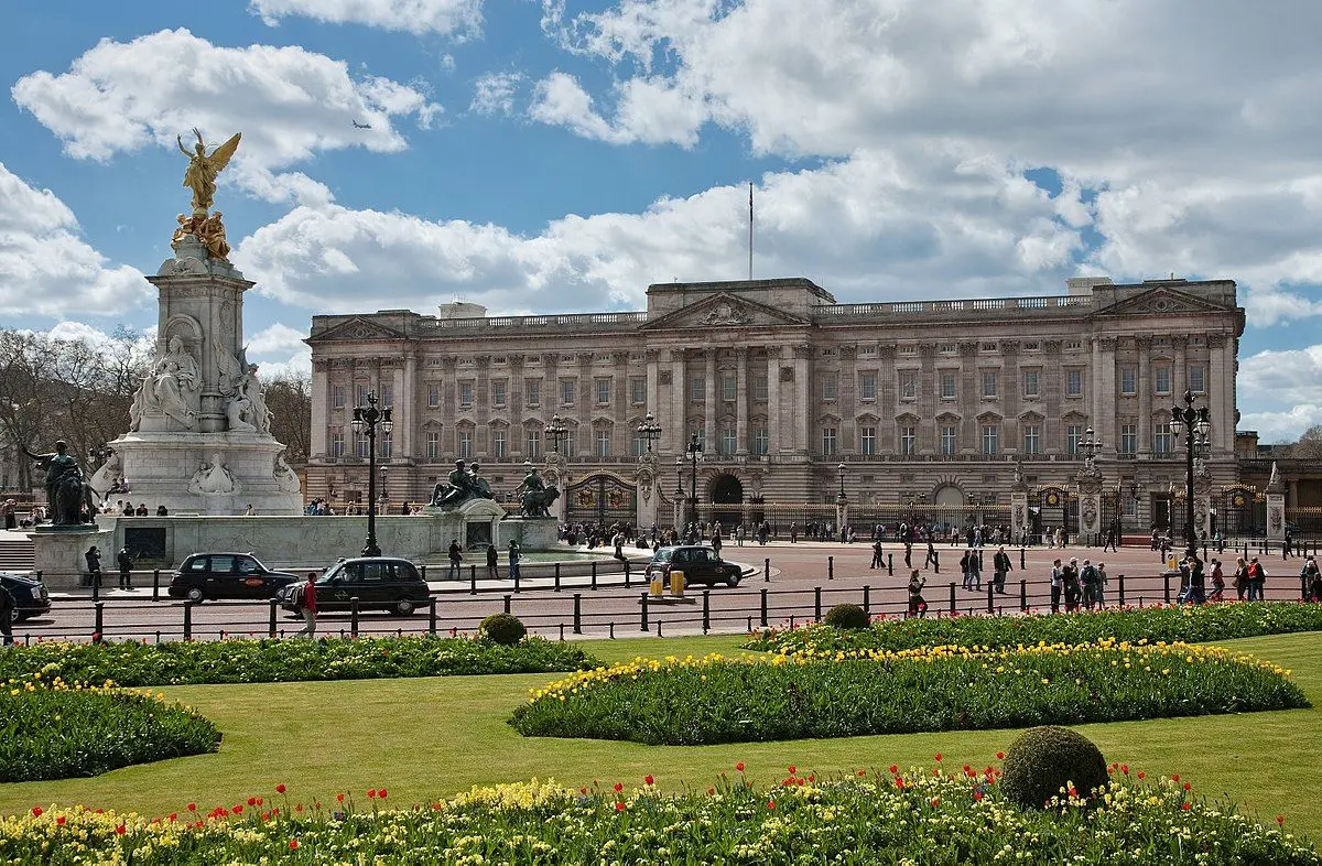 دستگیری یک مرد مسلح پس از ورود به محوطه کاخ سلطنتی انگلیس