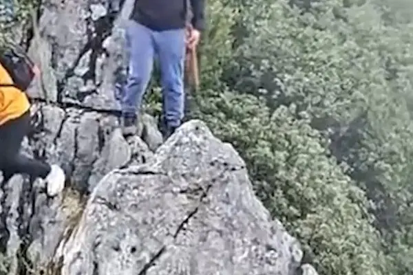 گردشگر چینی با سلفی تا آستانه مرگ رفت! + ویدئو