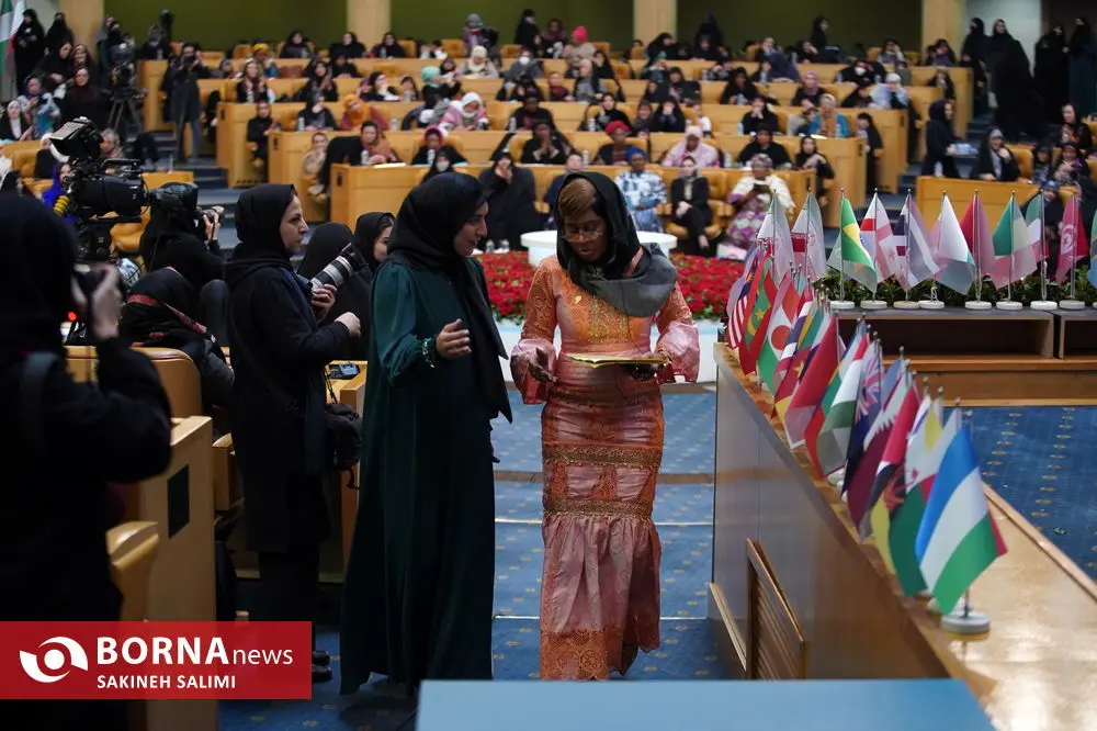 آقای رئیسی و علم‌الهدی! زنان ایرانی با اینگونه تیپ و لباس می‌توانند رفت‌وآمد کنند؟+ تصاویر
