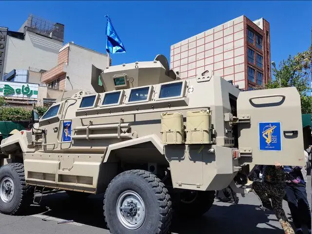 استقرار برخی از تجهیزات و خودروهای نیروی زمینی سپاه در حاشیه راهپیمایی روز قدس