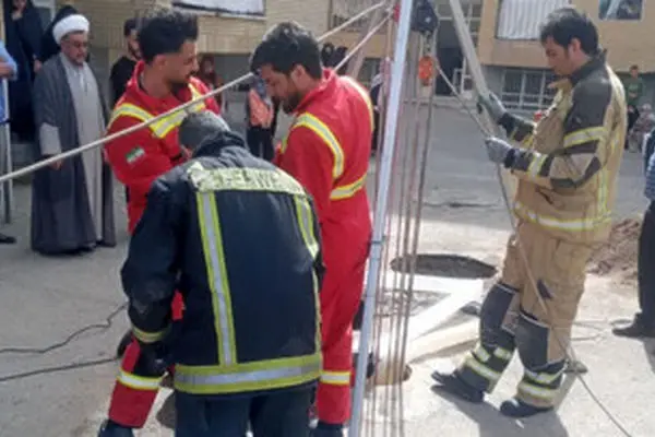 عملیات نفس‌گیر آتش نشانان برای نجات مقنی جوان از چاه
