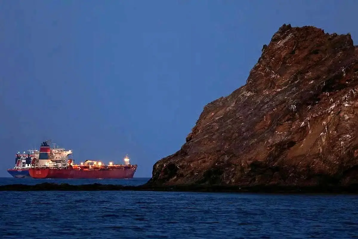 نیویورک‌تایمز: پس از اعلام آتش‌بس همچنان شرکت‌های کشتیرانی نسبت به اعزام شناور‌ها به داخل تنگه هرمز محتاط هستند، یعنی بخش قابل توجهی از نفت جهان در خلیج فارس گرفتار شده است