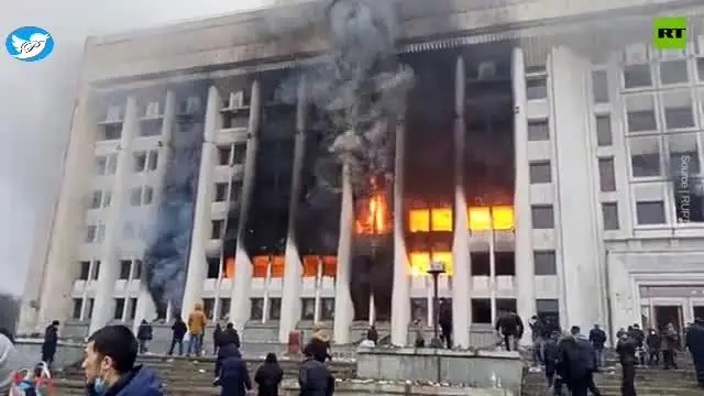 ویدئو| به خانه رئیس‌جمهور حمله و آن را آتش زدند