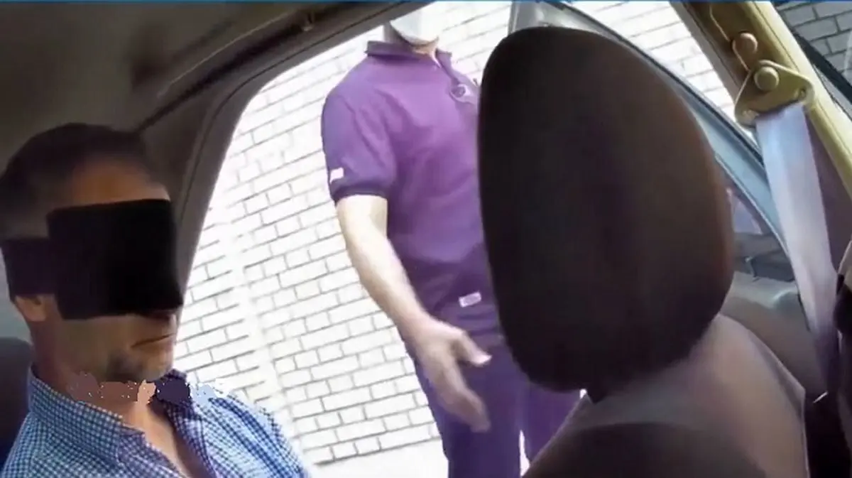 انتقال معاون سفیر انگلیس با چشمان بسته + عکس