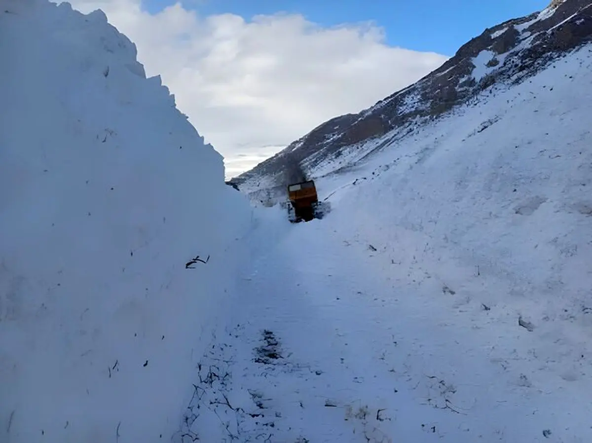 مسدودیت گردنه بیژن دنا به دلیل بارش برف