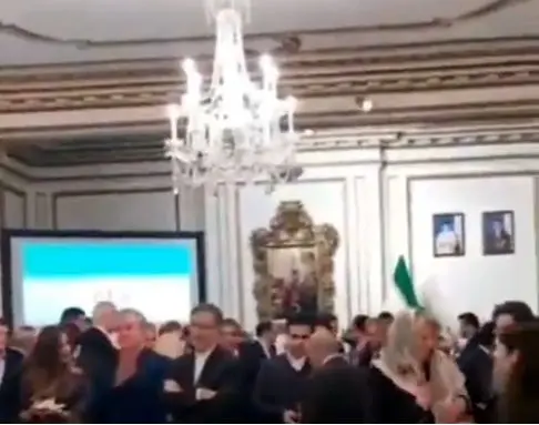 توهین به جمهوری اسلامی در سفارت ایران در لندن+ ویدئو و واکنش‌ها