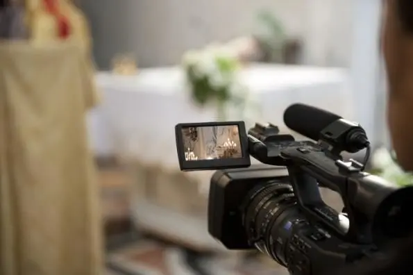 بازار عکاسان و فیلمبرداران عروسی کساد شد؛ رواج استفاده از موبایل داماد برای فیلمبرداری از مراسم عروسی!