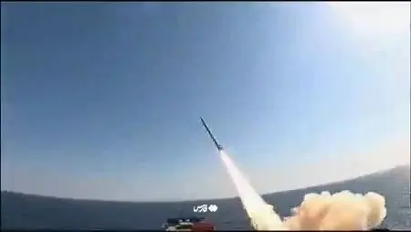 ببینید | انتشار اولین ویدئو از شلیک موشک بالستیک از ناو شهید مهدویِ سپاه