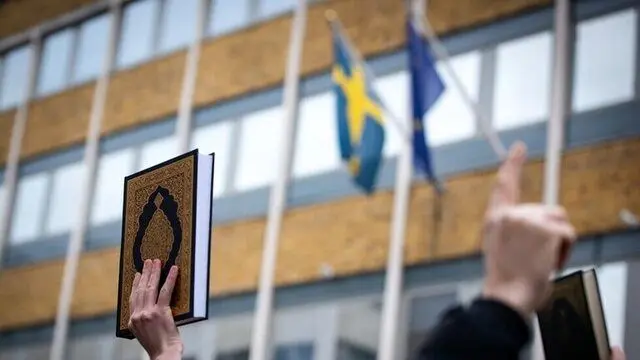 ویدئو| عراقی مقیم سوئد باز هم قرآن را آتش زد؛ جلوگیری پلیس از شهروند مخالف