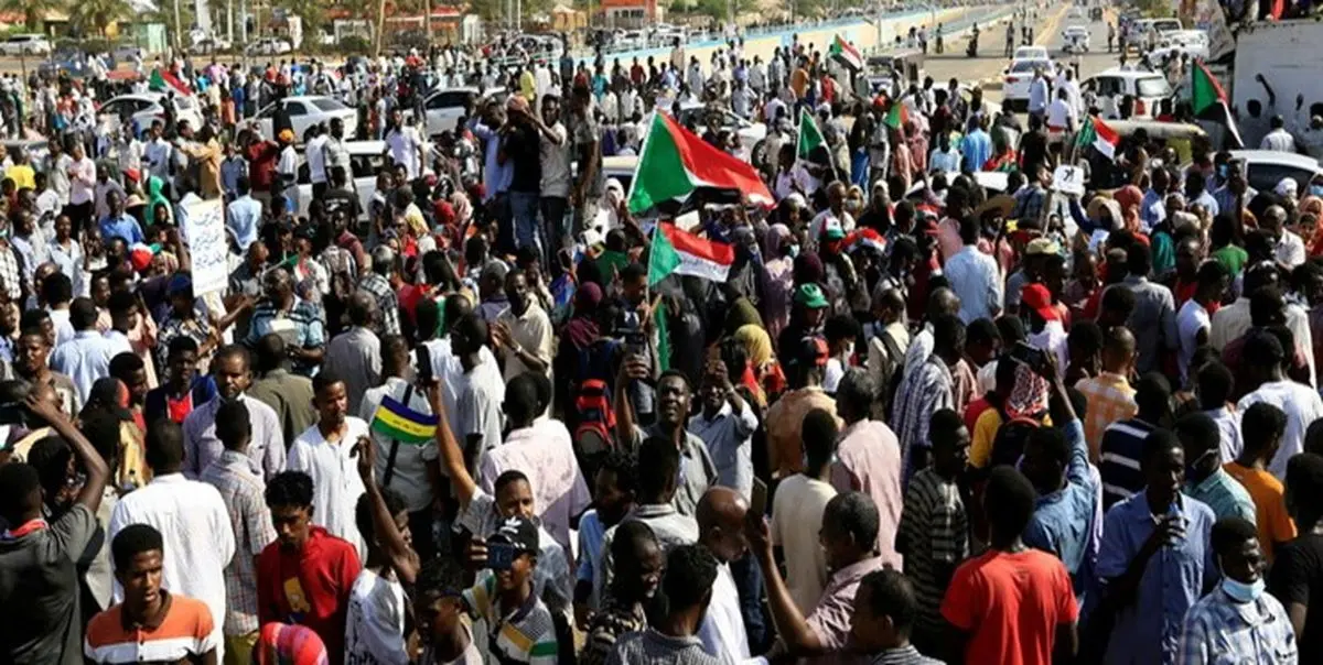 تظاهرات ده‌ها هزار نفری سودانی‌ها مقابل کاخ ریاست جمهوری در خارطوم