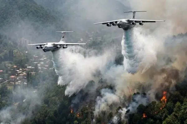 پرواز دو هواپیمای ایلیوشین ۴۰ تنی از مهرآباد به سوی جنگل‌های چالوس برای مهار حریق