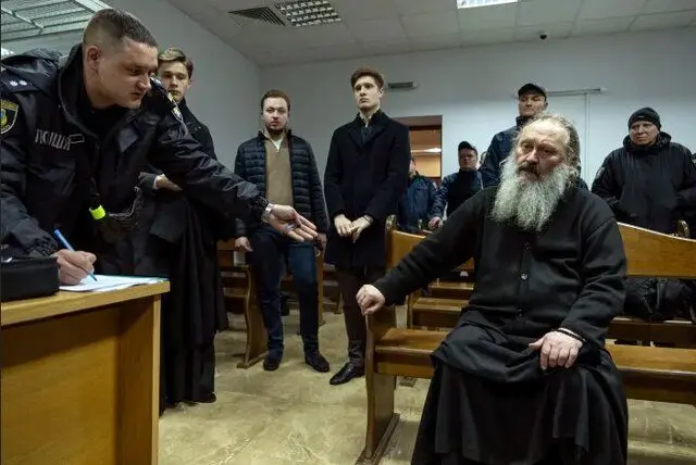 یک کشیش در اوکراین به دلیل توجیه حمله روسیه به حصر خانگی رفت
