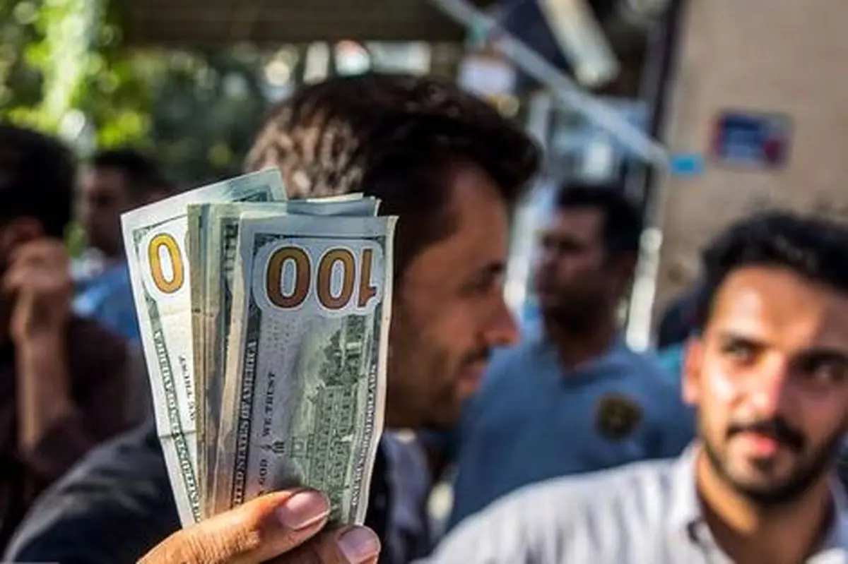 فقط در ایران است که ارزش پول ملی یک‌ شبه ۲۰ درصد افت می‌کند